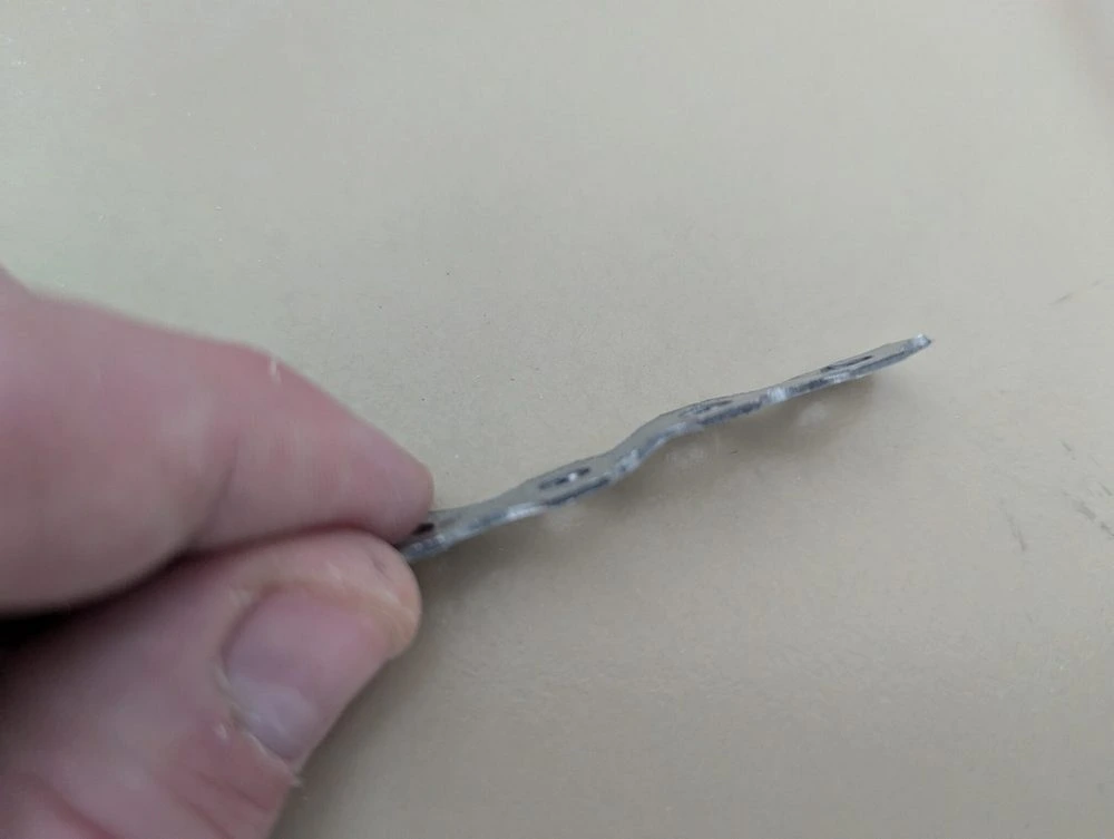 Das gebogene Lochband wird im Profil gezeigt