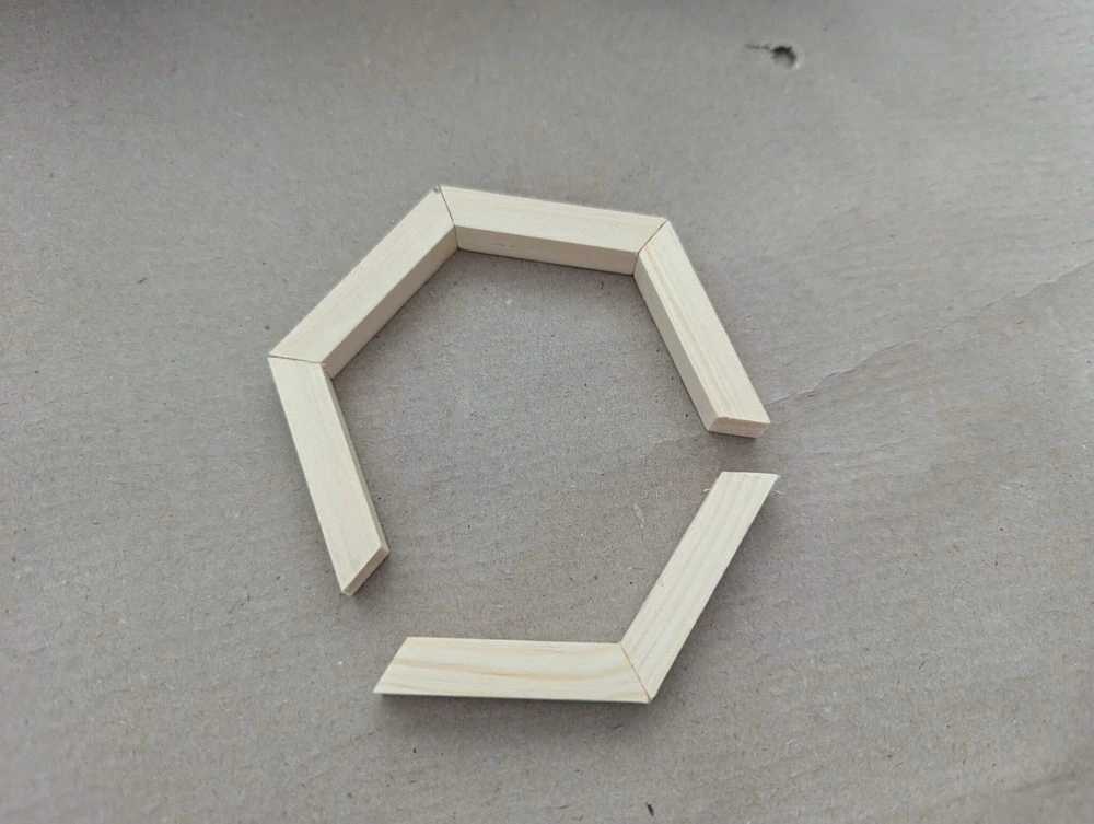 Der sechseckige Bilderrahmen ist fast komplettiert, nur ein Teilstück muss noch angeleimt werden