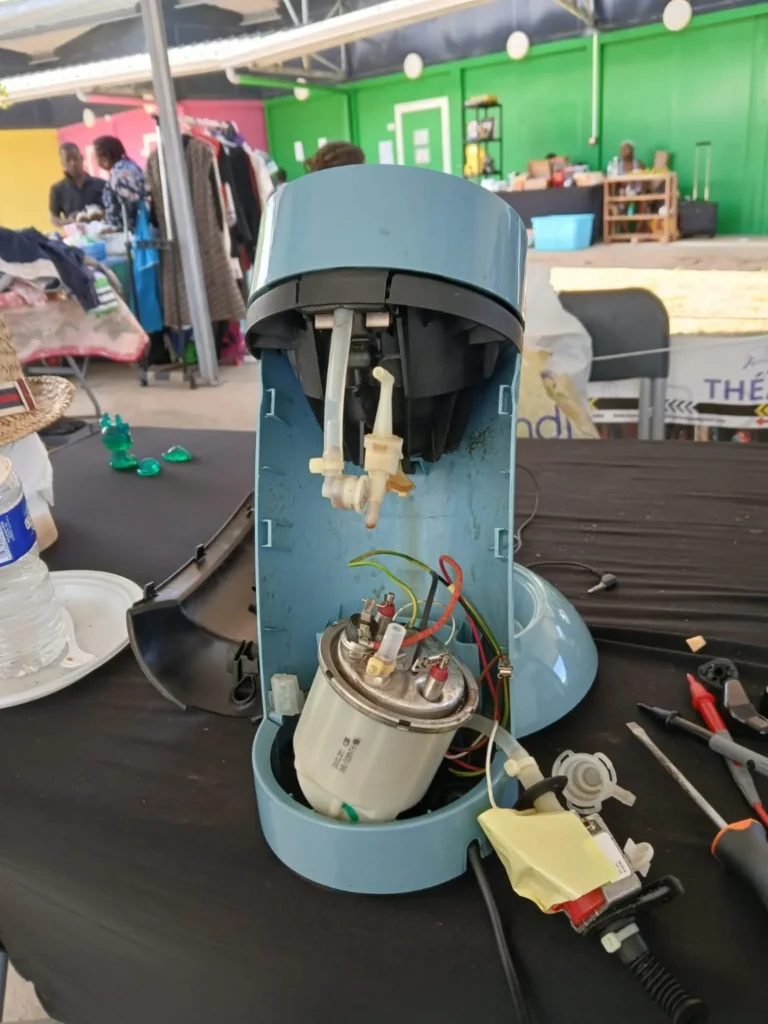 Geöffnete Senseo Maschine. Elektro teile schauen herraus