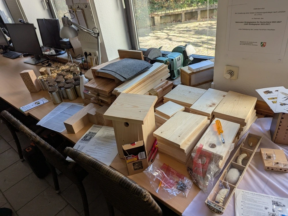 Ein Tisch voller Materialien um Vogelhäuser, Fledermaushäuser und Insektenhotels zu bauen