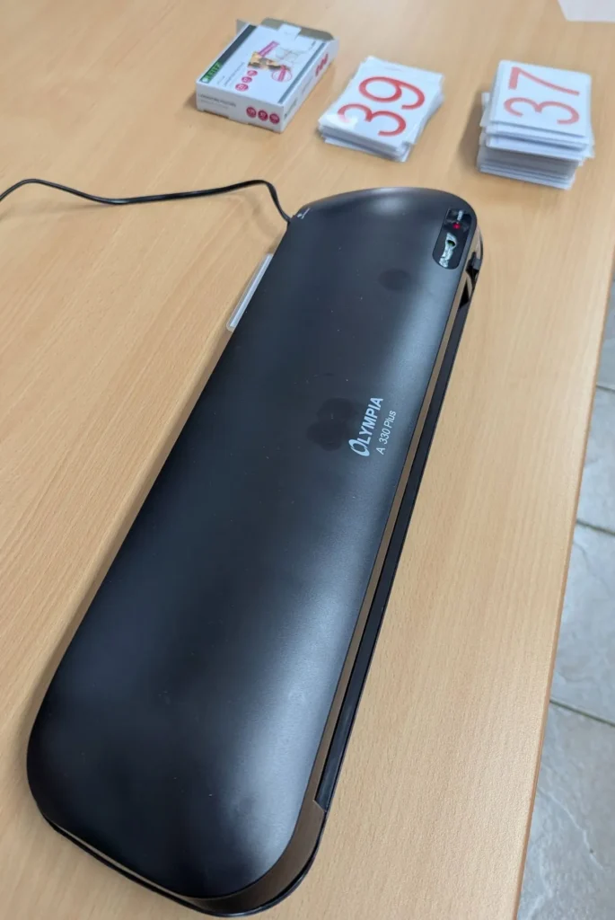 Laminiergerät Olympia A330 druckt laminiert eine A5 Bingo Karte