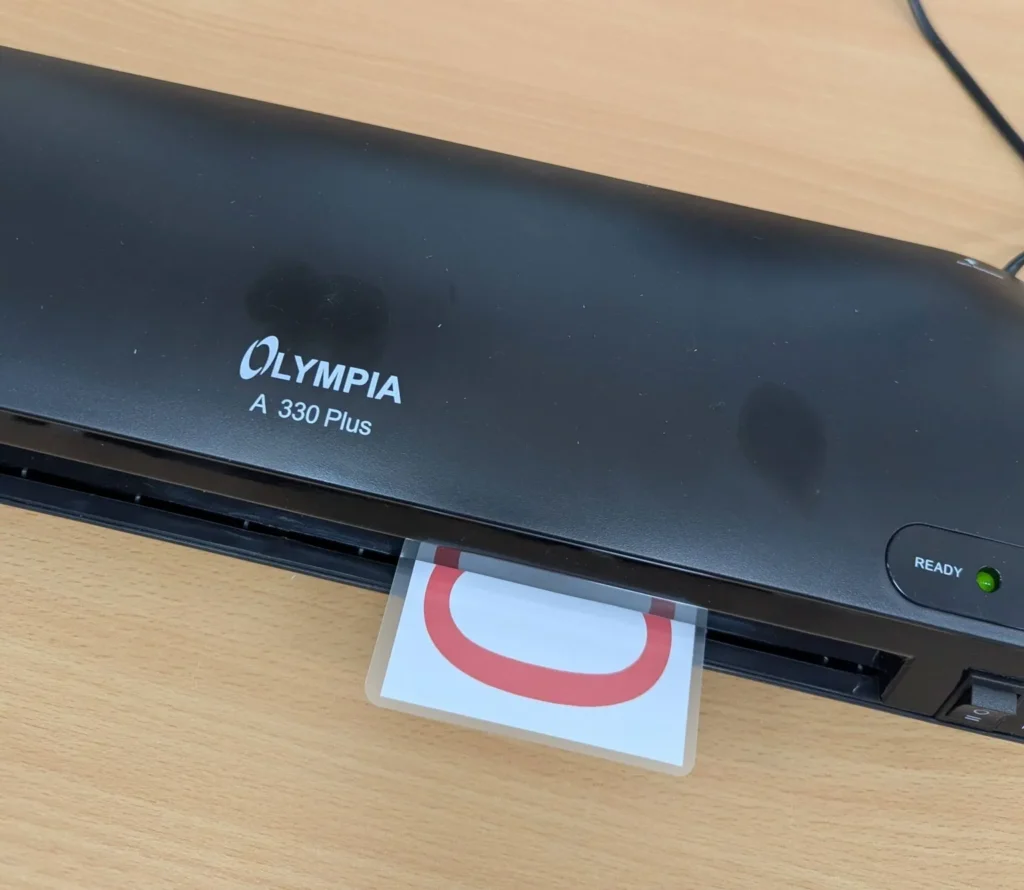 Laminiergerät Olympia A330 druckt laminiert eine A5 Bingo Karte
