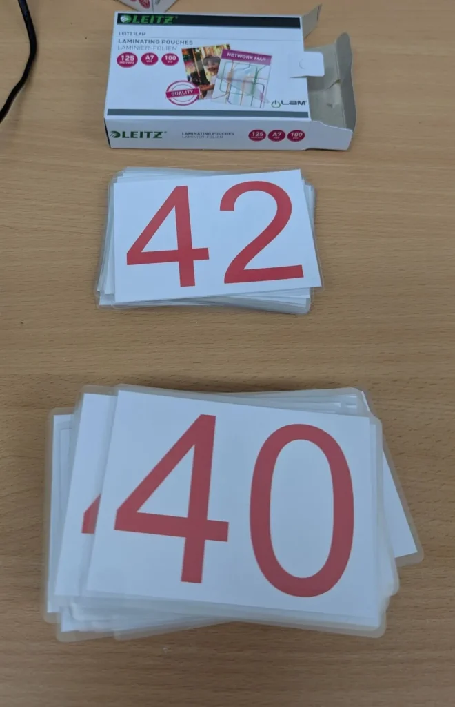 Ein Haufen voll laminierter A5 Bingo Karten