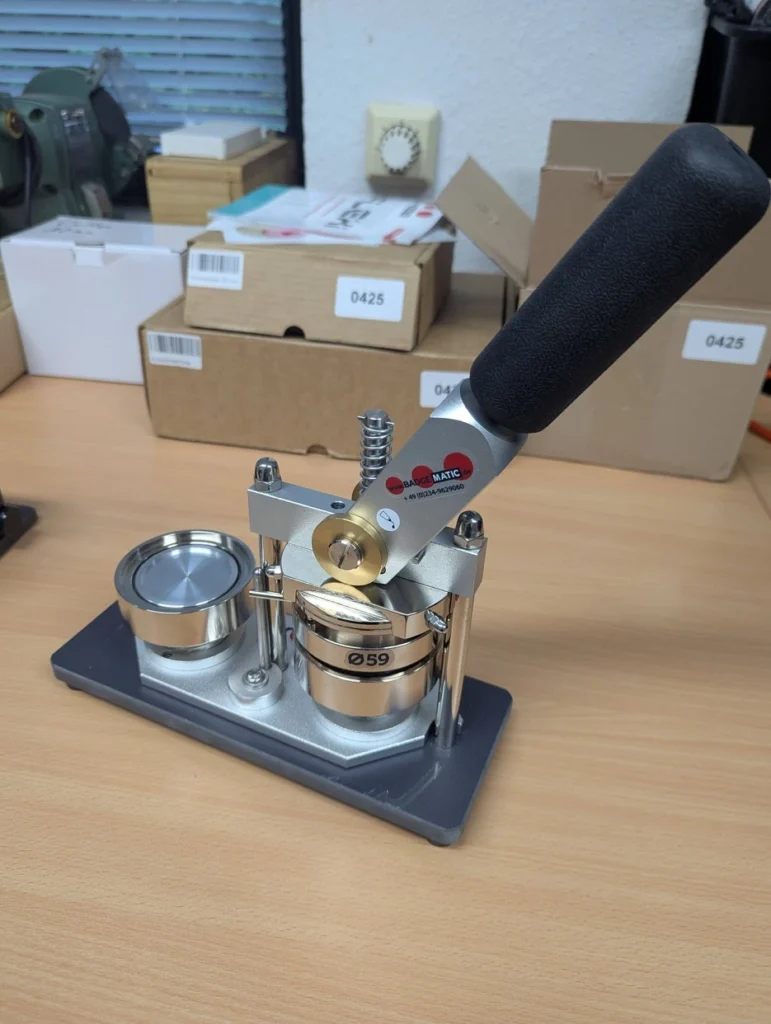 Aufgebaute Button Presse